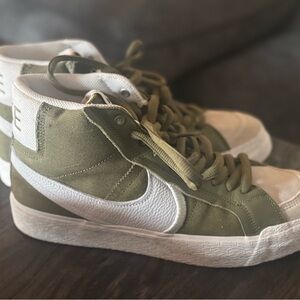 Nike High-Top Sneakers Olive Green & White